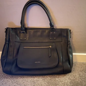 väska - jag säljer min väska från anna field för att jag inte får någon användning av den. Den är i toppen skick, har använt den en gång💕