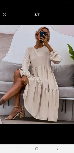 Klänning  - Fint skick aldrig använd svalkande tyg