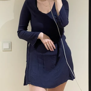 Klänning från ellos! - Söt klänning från ellos i en marinblå färg! Använd vid ett tillfälle. 