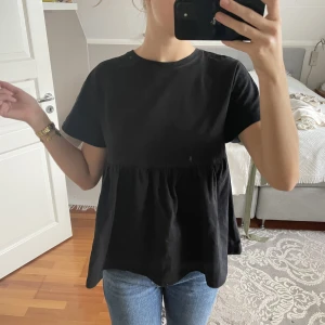 Söt topp med volang Zara - Volang Tshirt från Zara. Storlek S. 🤍