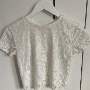 Spetstopp - Vit croppd spetstopp från New Yorker. Använd 1 gång. Köpare står för frakten 🥰