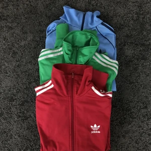 3 Adidas koftor  - Säljer mina tre adidaskoftor.  300kr för alla 3 125kr för 1  Den blå: storlek L/XL  Den gröna: S-M (har en pytteliten fläck på framsidan)  Den röda: S-M (har en pytteliten fläck på framsidan) 