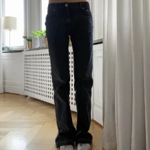 Zara jeans - Jeans från zara i storlek 36! Sitter lågmidjat på mig som normalt har 34/36🤍