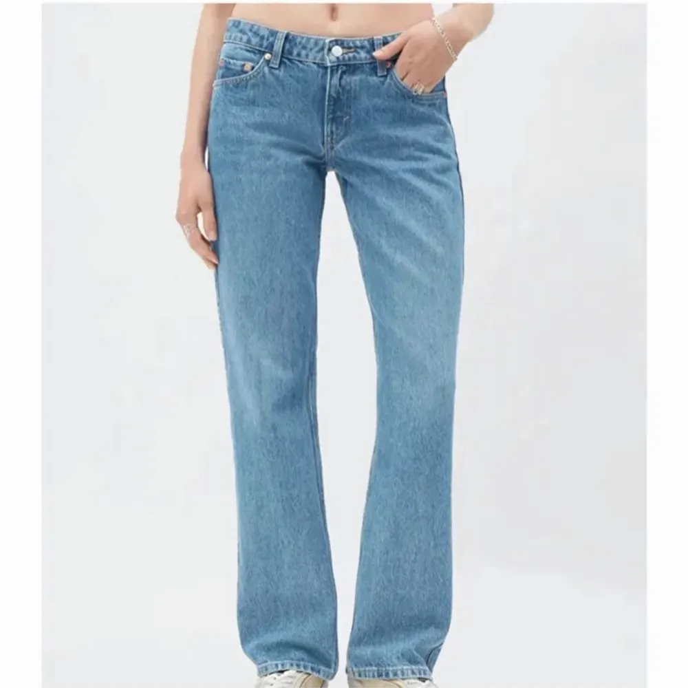 Säljer dess populära arrow low lågmidjade jeansen ifrån weekday i storlek 25/32 passar perfekt på mig som är 168!. Jeans & Byxor.