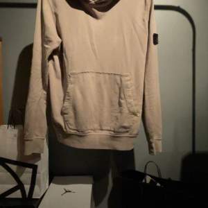 Säljer min Stone Island hoodie pågrund av att den är förliten. Skiket är 9-10 köpt på NK för 1700. Stone island storlek junior 170