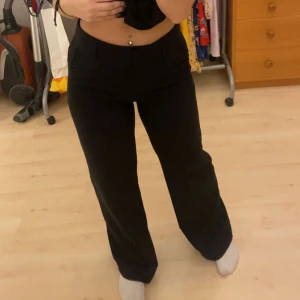 Madlady kostymbyxor - Skit snygga svarta kostymbyxor från madlady i storlek S. Sitter perfekt runt låren och rumpan, ordinarie pris 599❤️