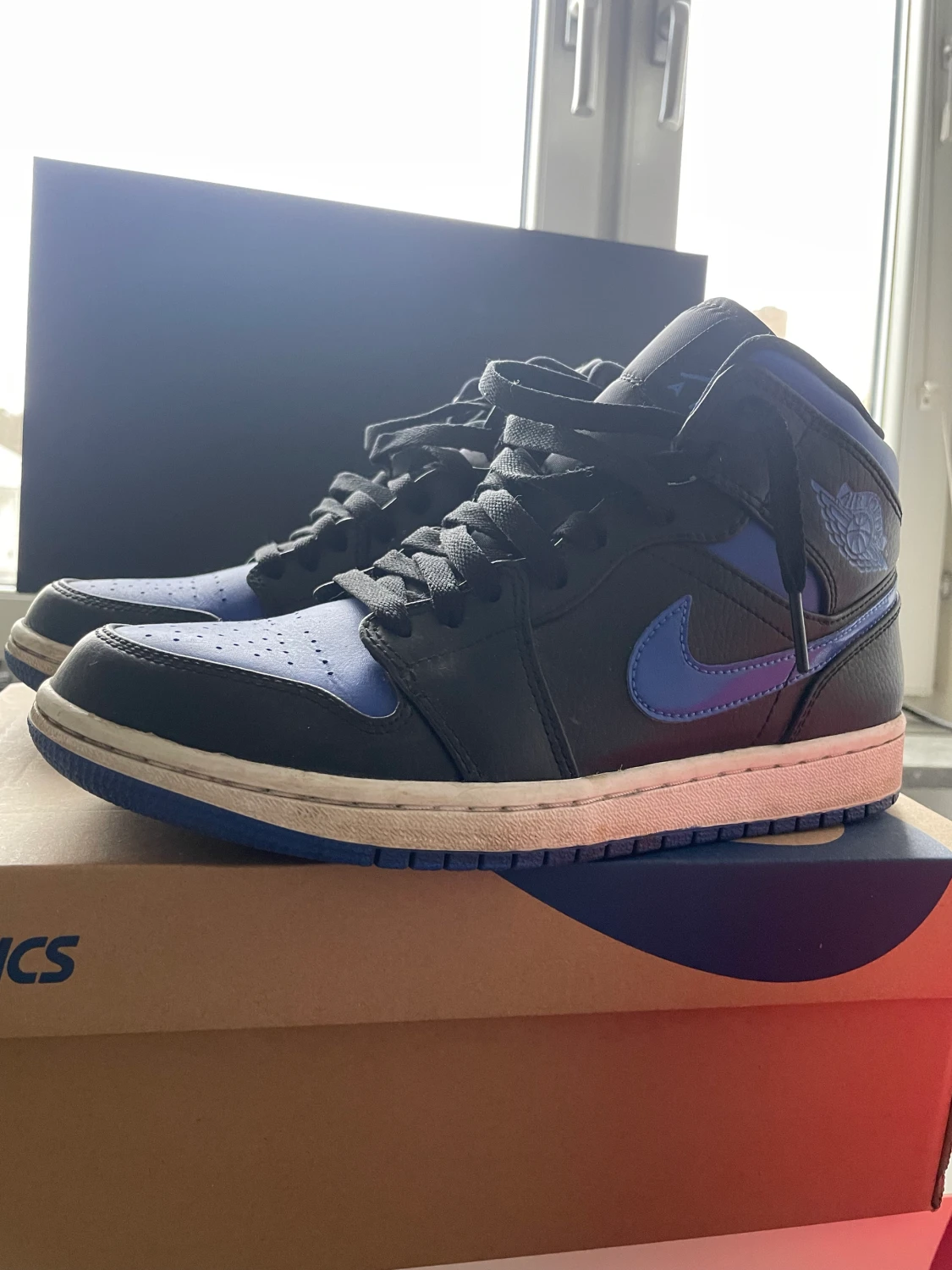 Jordan 1 mid Royal Blue