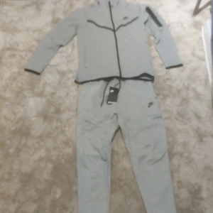 Nike tech fleece - Nike tech fleece storlek M, passar även S. Helt ny, är för stor och kan inte lämna tillbaka.
