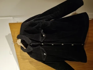 Monki fodrad manchesterjacka storlek M - Jag använde den ett tag när den köptes för ungefär 5/6 år sedan. Det är ett hål i vänster ficka men annars i bra skick 