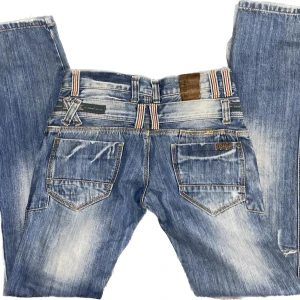 lågmidjade långa bootcut jeans - så coola, lågmidjade långa jeans med detaljer. säljer då dem är för små för mig💋buda gärna!!