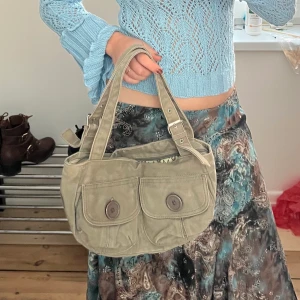 Grön handväska  - Säljer denna fina militärgröna handväska! Mått: 31x16x7. Väskan är i fin sick❤️