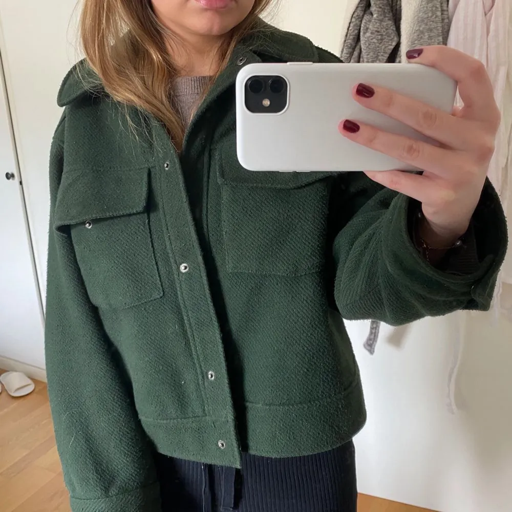 As fin höst/vår jacka från monki. Storlek XS men lite oversized i modellen! 🫶🏼 frakt 60kr🤍. Jackor.