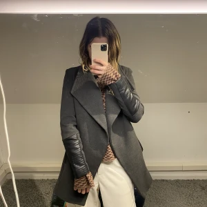 Kappa vero moda - En vintrig/höstig varm kappa som är jättefin både uppknäppt och stängd. Kan även göras varmare genom att vika upp kragen :) typ aldig använd!