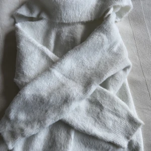 Mysig vintertröja med krage🤍 - Vit tröja med krage🤍 Använd max en gång, väldigt fint skick. På lappen står det 134-146 och kids 8-10 yrs men skulle absolut säga att den passar större storlekar, som mig som är 164 cm. Rekommenderar 150-160 cm🤍 Man kan även ha den som off-shoulder! 