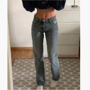 Zara mid rise straight leg jeans - Säljer mina populära mid rise jeans med straight leg från zara då dom tyvärr inte kommer till använding längre. ❗️Obs första bilden är lånad av Sarasamuelssons här på plick ❗️Möts upp i Sthlm, annars står köparen för frakten 💜💕