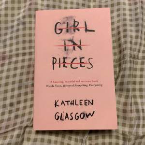 Girl in pieces bok på engelska säljs för 70kr! Väldigt triggande ämnen i boken, så jag rekommenderar att läsa på om den innan du köper :)<3 Boken är i väldigt bra skick men de syns att den är lite läst