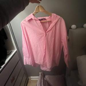Rosa skjorta ifrån zara, knappt använd och i jättefint skick
