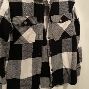 Tunn jacka/tröja  - Tunn jacka från Gina tricot i storlek XS men passar även S. Superfin i bra kvalite.