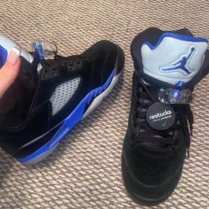 jordan 5 racer blue - jordan 5 racer blue  authentic (äkta)  har fåtal märken men syns knappt annars ser dom helt nya ut  kan mötas upp 