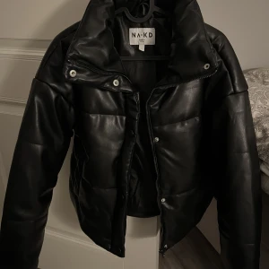 Svart snygg Pufferjacket  - Säljer min snygga jacka från nakd för jag redan har massa andra jackor. Den är varm å skön så passar till vintern. Köptes för typ en månad sen o använd typ två gånger. Org pris 929 men säljer för bara 320