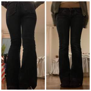 Assnygga lågmidjade och bootcut jeans!! Midjemått 80cm, passar bra i längden på mig som är ca 166cm lång💓