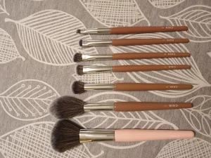 Nya borstar från CAIA  - Helt nya borstar från Caia. 3 ögonskuggsborstar, en concealerborste, en ögonbrynsborste, en rougeborste samt en allround-borste ( men självklart går alla borstar att använda till vad man vill). Jag bjuder på frakten.