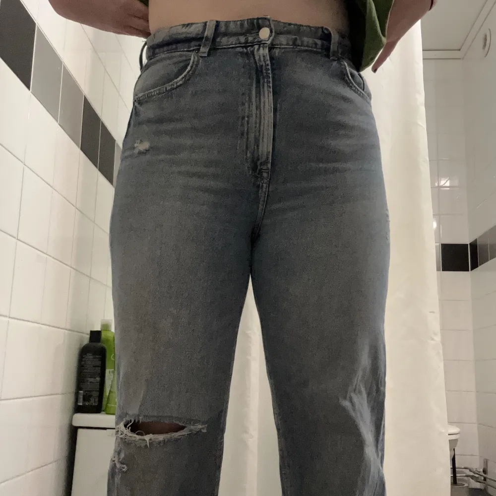 Raka byxor med hål på knät i bra skick! Köpta på H&M. Kolla min bio innan köp!:). Jeans & Byxor.