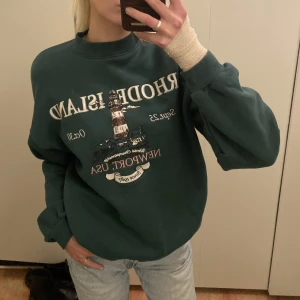 Vintage sweatshirt  - Skitsnygg mörkgrön vintage sweatshirt, köpt på bershka. Är i som nu (endast använd 1 gång) Tjock och varm och perfekt nu till vintern! Är overzised i modellen så den passar XS-M beroende på hur du vill att den sitter!💚