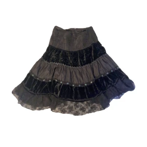 kjol  - jättefin kjol i whimsi goth tema köpt på humana och endast använd en gång🕸🥀🖤🌙