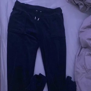 juicy couture  - använd ungefär 3 ggr som helt nya och köptes för några veckor sen för 2300kr säljer pågrund av att jag har andra färger som ja gillar mer än dessa