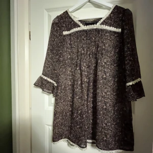 Babydoll dress/klänning - Kort Klänning med blommigt mönster  från Kappahl. 