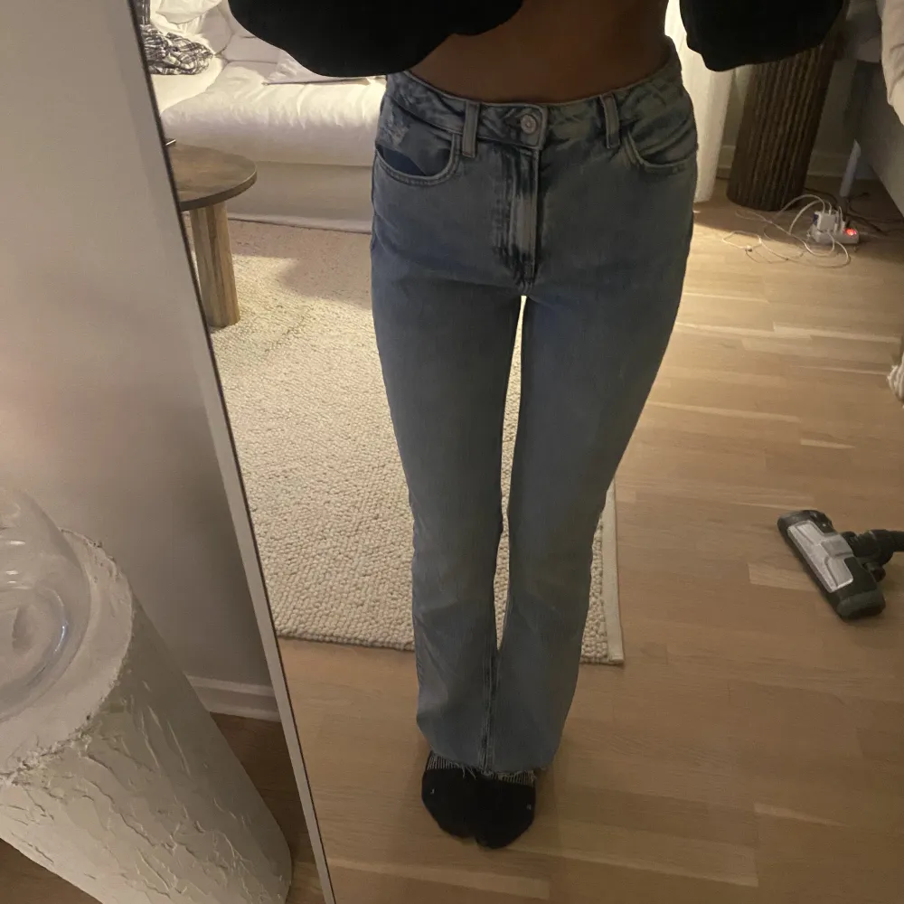 Zara jeans med slits. Jeans & Byxor.