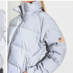 Svea, reflex vinterjacka - Använd 2 gånger, väldigt varm och skön. Väldigt bra skick. Passar både xs/s. (Kvinna, funkar även som unisex)