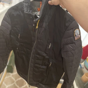 Parajumper jacka - Vår/höst jacka strl M passar till tjejer med!