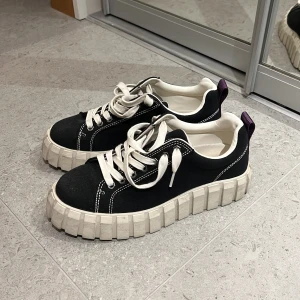 Eytys skor - Säljer dessa as feta skor frpn eytys då de är försmå för mig. Knappt använda då de är för små tyvärr. Köpta för 1600 men säljer för betydligt billigare🫶🏻🫶🏻