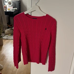 Ralph Lauren - Säljer denna ralph lauren kabelstickade tröja. Storlek XL kids (14 år), jag som är en S i damstorlek kan ha tröjan, det beror på hur man vill att den sitter. Nypris 1400, köpt i Ralp Laurens butik i London. Säljer för 250+ frakt. Perfekt julklapp