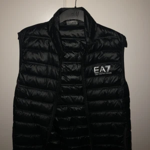 Armani EA7 väst - Hej! säljer min Armani väst och den är felfri alltså inga skador, Hör gärna av er.