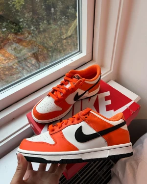 Nike Dunk Low  - Nike dunk low ”Halloween”  Storlek: 38 Pris: 1199kr  Helt nya och oanvända.  Finns i Göteborg/frakt  Kvitto oxh refs finns.