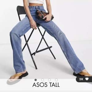 Säljer dessa trendiga straighta jeans från ASOS med extra långa ben!🌻 De är endast använda få gånger då passformen ej passade mig som förväntat. De är i storlek W28 L36 och på mig som är 180cm går de ända ner till marken💛