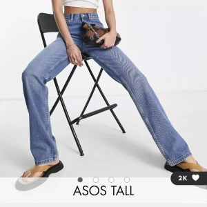 Jeans från ASOS! ”Tall 90's straight jean in mid blue”. Storlek W28 L36. - Säljer dessa trendiga straighta jeans från ASOS med extra långa ben!🌻 De är endast använda få gånger då passformen ej passade mig som förväntat. De är i storlek W28 L36 och på mig som är 180cm går de ända ner till marken💛