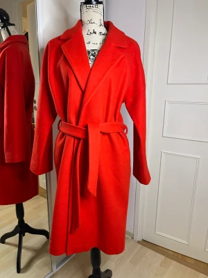 Kappa från ONLY - Säljer min älskade röd kappa från ONLY  Bra att kombinera med svart  eller vit kläder  Långa armar som passar till många  Finns  fickor  Använd med kärlek  Tyget / 50% wool + 50-% polyester 