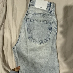 Ljusblå jeans från Bershka - Jättefin passform! Skriv för fler bilder.