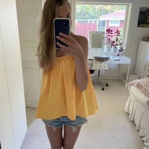 Skitcool topp - Säljer nu denna skitsnygga sommartoppen😍 köpt på zara i somras och endast använd en gång! Skriv i dm för fler bilder eller intresse. Kan mötas upp i Stockholm🤗