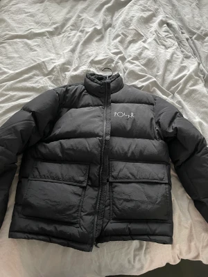 Polar puffer jacket - Säljer nu min puffer då den ej används längre! Väldigt bra skick, kan skicka mer bilder om det så önskas!   Kan gå ner vid snabb och smidig affär!  Nypris 2000kr