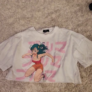 Anime topp - Magtröja köpt från Bershka i Irland, använt ett par gånger men ser fortfarande ny ut (: