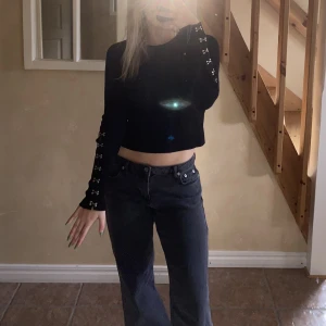 Supersnygg tröja från Zara - Svart stickad tröja från zara med silverdetaljer på ärmarna. Använd fåtal gånger.  