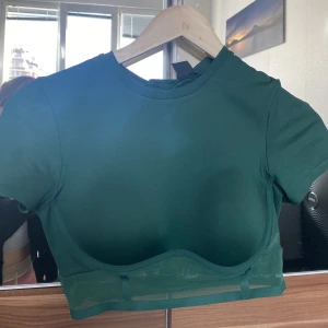 Adidas x Ivy park set  - Hej!  Säljer mitt helt oanvända gröna adidas x Ivy park set!  Prislapparna är på, har aldrig använt så de är i princip nytt skick.  Jätte snyggt set & det är en mörk grön färg på de.   Storlek: XS/S (UK 6) 