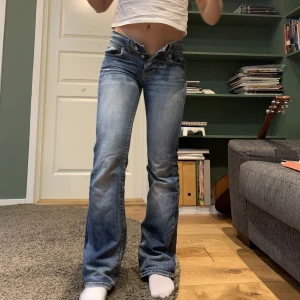 Crocker jeans W 27 L30 - Mina favorit jeans någonsin som tyvärr inte passar idag😢byxorna funkar med alla plagg och är perfekt lågmidjade! Dom är väl använda och har en slits under rumpan. Jeansen är relativt små i storleken. Hoppas dom får en ny ägare eftersom dom är så snygga!😍😍