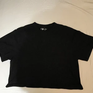 Tröja från Beyond Retro, storlek M - Croppad svart tröja, använd få gånger, bra skick, stretchigt material 