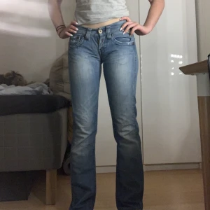 Lågmidjade replay jeans - Snygga nästa oanvända replayjeans som tyvärr har blivit försmå för mig. Skulle uppskatta storleken 25,26 i midjan och 32 i längden. Skriv för fler bilder eller frågor💗✨